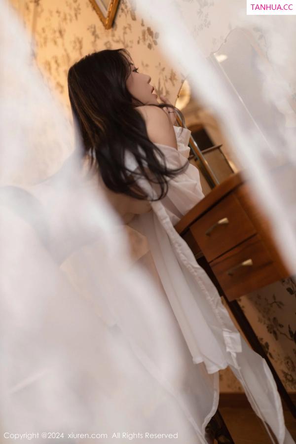 鱼子酱fish  [XiuRen]高清写真图 2024.01.12 No.7955 鱼子酱Fish 黑丝美腿第43张图片